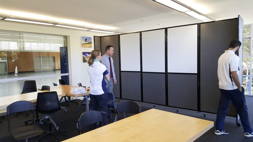 Using mobile whiteboard dividers in a modern flexible classroom