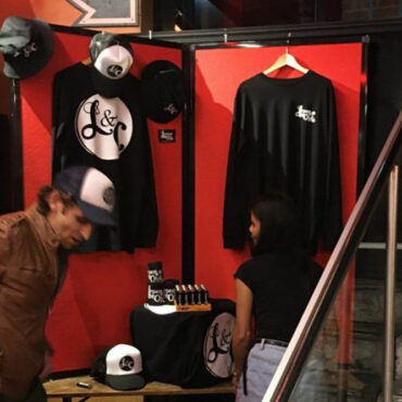 partition wall for cheap and easy pop up shop- portable partition
